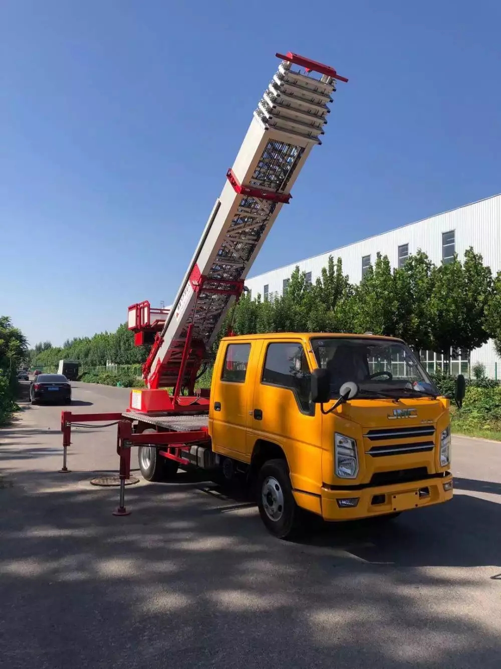 临漳县附近的云梯车出租服务：轻松解决高空作业需求